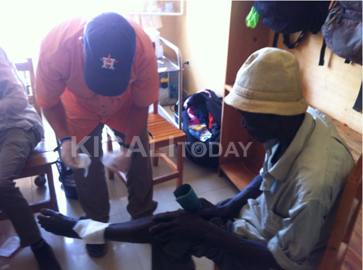 Uyu arafasha abaganga gupfuka umurwayi igisebe.