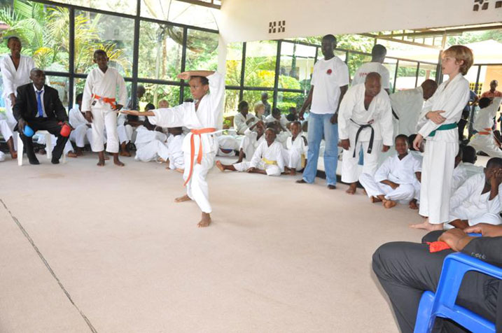 uyu ari kurushanwa mu myiyereko ya tekinike ya karate aribyo bita kata.