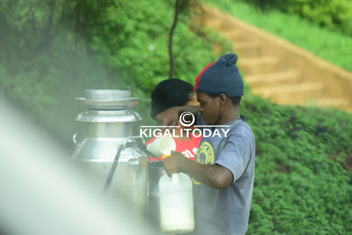 Uyu atunzwe no kugemura inshyushyu ku igare.