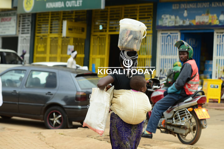 Uyu mubyeyi n'umwana we bashakira ubuzima mu kuzunguza amafi mabisi.