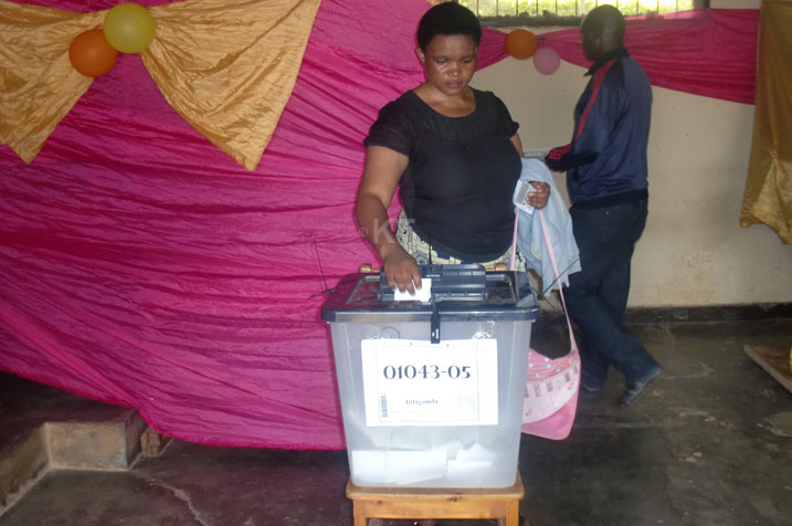 Uyu mubyeyi yari amaze kwishyiriraho igikumwe.