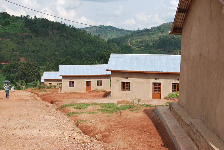 Muri uyu mudugudu abasigajwe inyuma n'amateka baturanye n'abandi baturage ngo babafashe guhindura imyumvire.