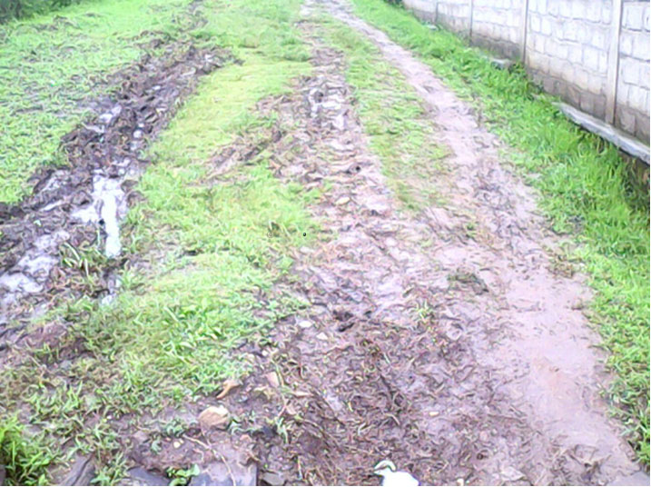 Uyu muhanda wakozwe n'umuganda wa Nzeri 2015, iyo imvura iguye uhinduka ibyondo wanahise ucikamo ibinogo