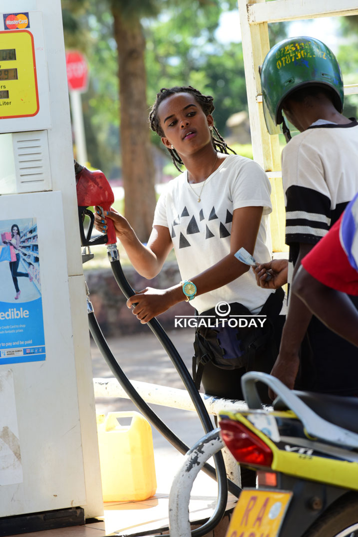 Uyu mukobwa nta pfunwe aterwa no gutanga essence.