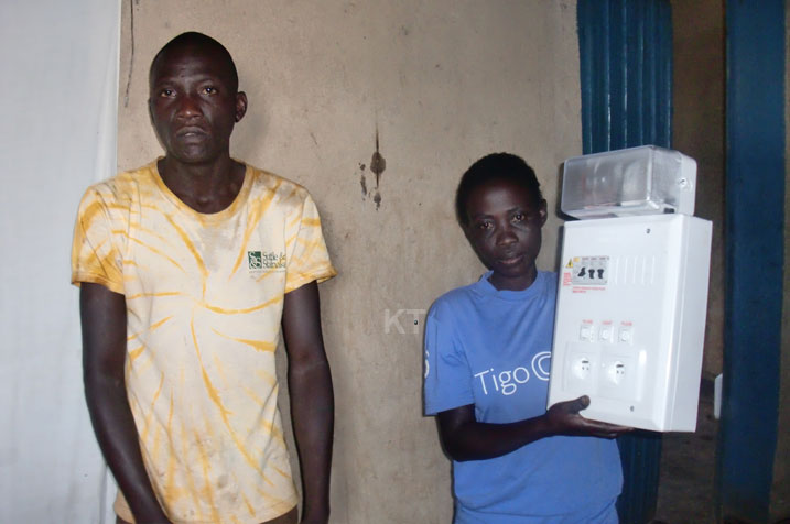 Uyu muryango uvuga ko umaze igihe kinini uhawe itara rishyirwamo umuriro w'amashanyarazi ariko wabuze icyo urimaza ntaho gucomeka.