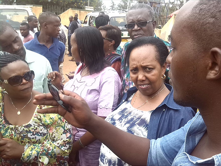 Uyu musore (iburyo) yasobanuriraga abasenateri ingorane z'akajagari mu muhanda gaterwa n'imodoka za "Express" zihagarara kuri buri cyapa.