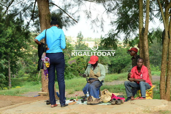 Uyu nawe agutiza ako gukandagiraho maze urukweto akadoda mu kanya nk'ako guhumbya.