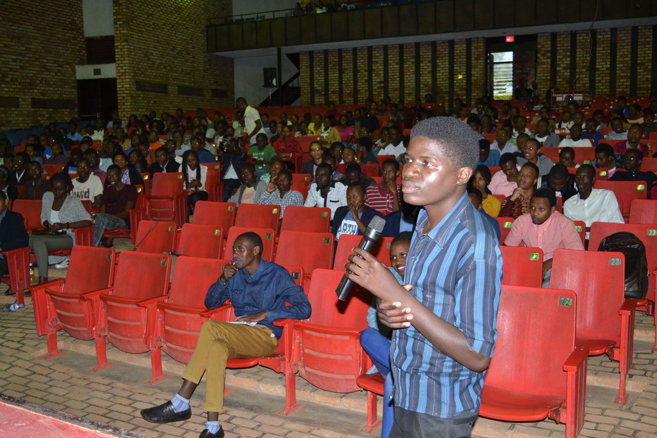 Uyu munyeshuri yasabye inama z'uko yazamura impano yo gusetsa afite