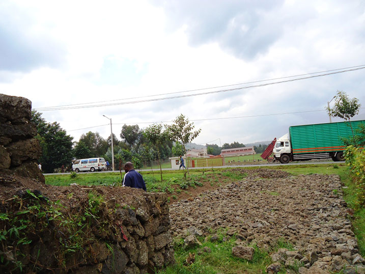 Uyu ni umuhanda ushashemo amabuye wahuye n'inzu za Niyonzima.