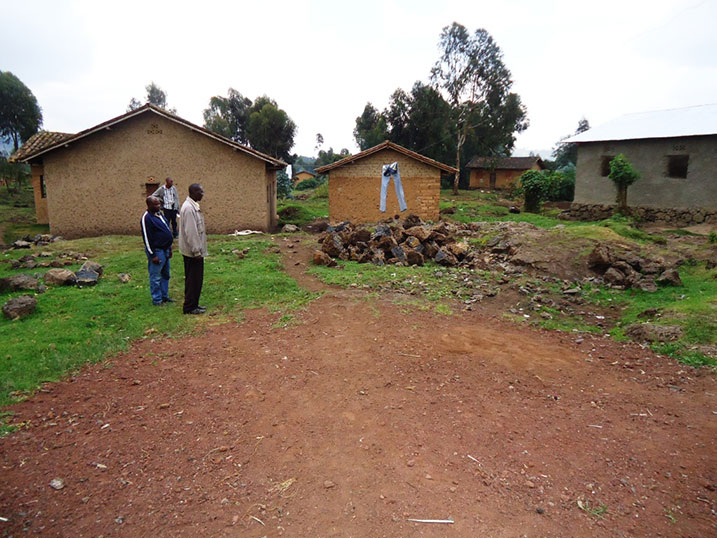 Uyu ni umuhanda wahuriranye n'igikoni cya Ndahayo nawe usaba kwishyurwa, dore ko n'amafaranga y'ibiti n'imirima atarayabona.