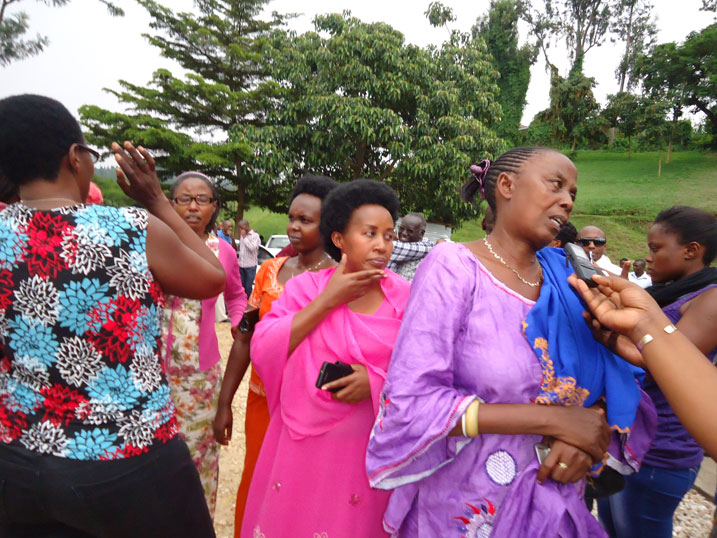 Uyu ni Uwantege Bernadette ufatwa nk'umubyeyi wa Kayumba kuko ari we wamureze. Mu magambo ye yose yashimiraga Imana.