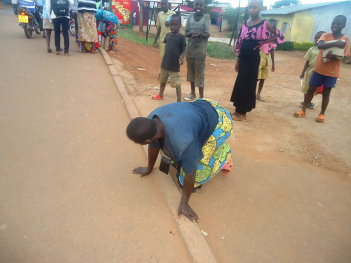 Uyu utagaragaza amaso na we arasabiriza.