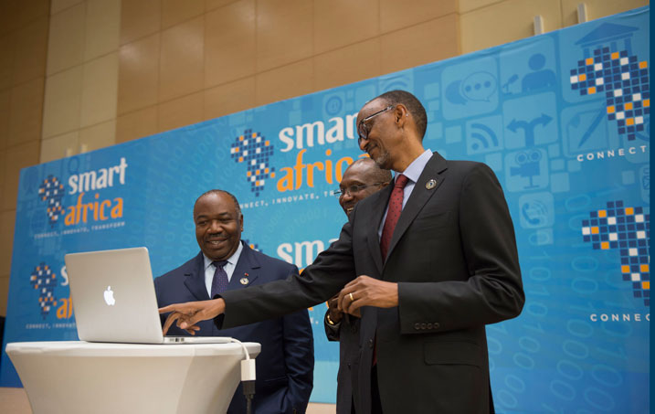 Perezida Kagame na Perezida Ali Bongo bamurikira abandi baperezida ibimaze kugerwa muri "SmartAfrica".