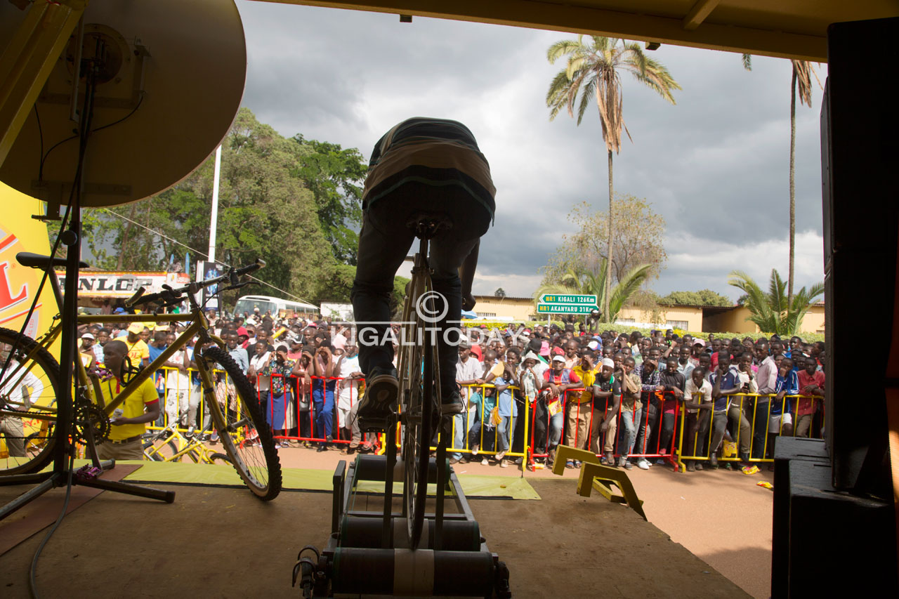 Iyo isiganwa risoje,Skol ikurikizaho irushanwa ryo kunyonga amagare ahagaze hamwe,uhize abandi akaryegukana akaritwara