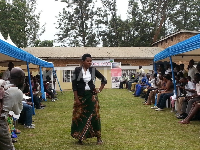 Uyu ibi yambaye nibyo yidodeye banaboneraho kuyerekana.