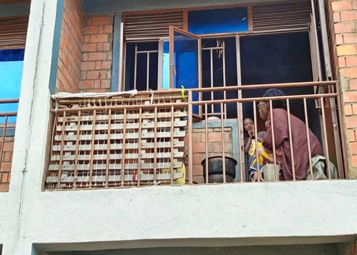 Uyu mubyeyi ajya yororera inkoko mu nzu yubatse ku rubaraza