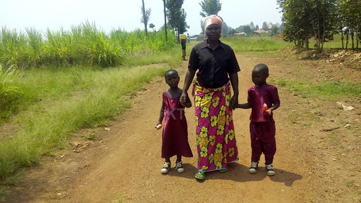 Uyu mubyeyi nawe yishimira ko abana be bakuze kubera igikoni cy'umudugudu.