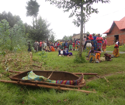 Abaturage benshi bari bahuruye ngo baze kureba ibyaraye bibaye.
