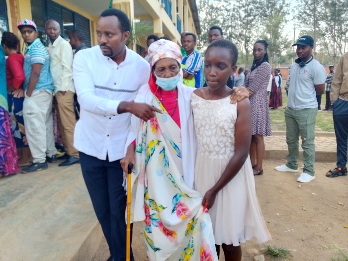 Uyu mubyeyi yazanye umwuzukuru we kugira ngo amufashe gutora