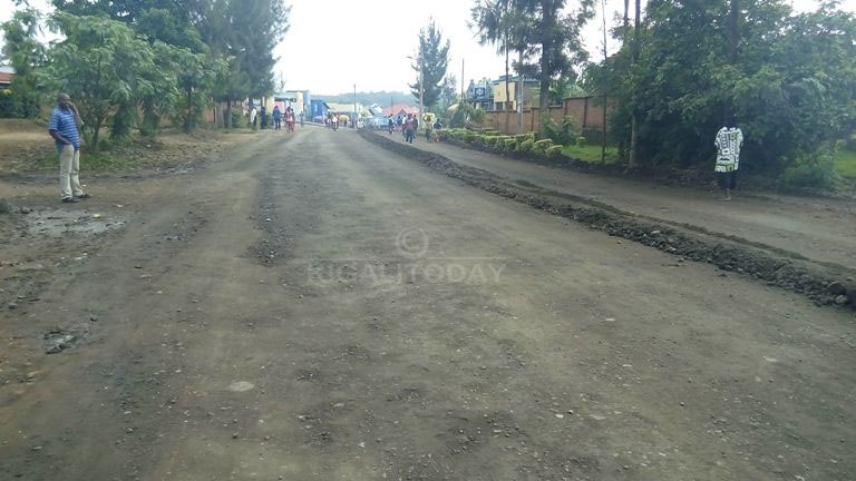 Aho basanze umuhanda Musanze-Cyanika warangiritse cyane bakuraho kaburimbo yose