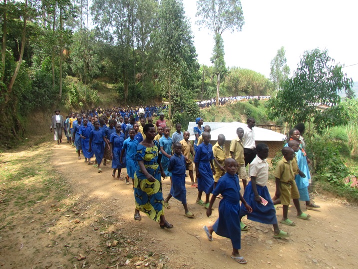 Uyu muhango wabimburiwe n'urugendo rwakozwe n'abarimu hamwe n'abanyeshuri.