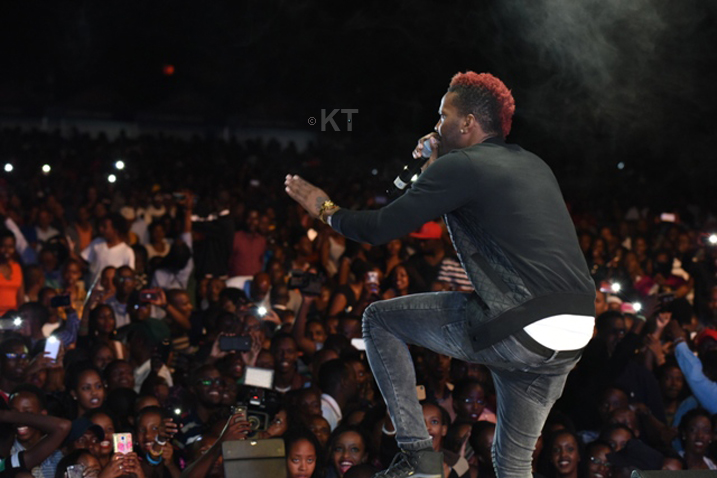 Uyu muhanzi na we yasusurukije abari aho