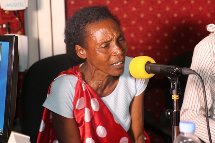 Uyu mukecuru wo mu Itorero Garukurebe araririmba weee!