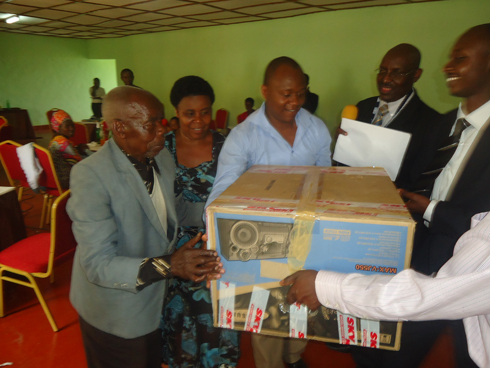 Uyu musaza w'imyaka 80 yishimiye radiyo yatomboye.