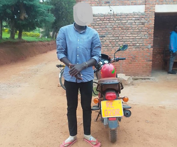 Uyu yafatiwe mu Mujyi wa Kabarore agurisha moto bikekwa ko yayibye ahawe umunyenga