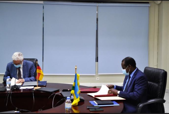 Dr. Uzziel Ndagijimana na Ambasaderi Dr. Thomas Kurz bashyira umukono kuri ayo masezerano