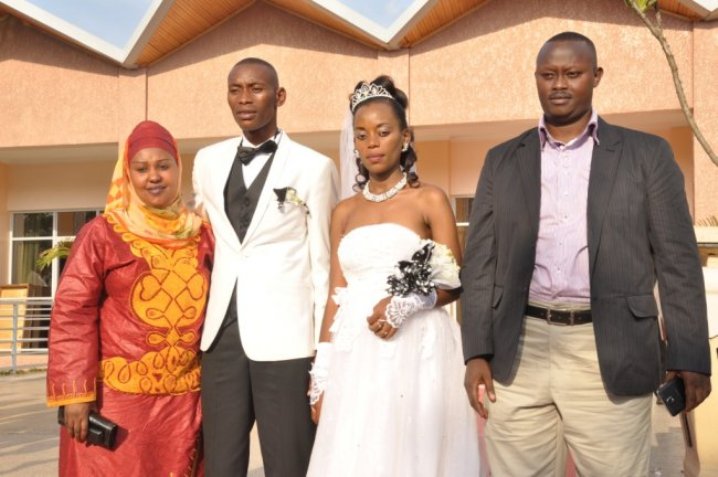 Abafana nka Van D'amme wa Police(iburyo) ntibari kubura kuri uyu munsi