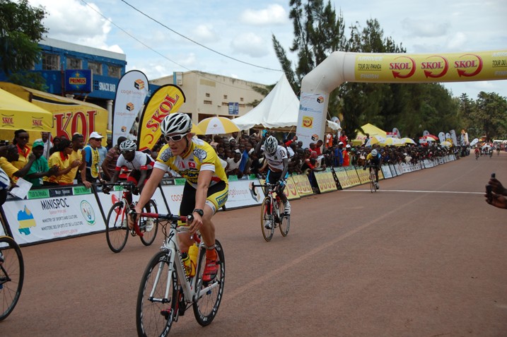 Ndayisenga (wambaye umupira wa Soras) yatobokesheje igare bituma agera i Ngoma agaragaza akababaro.