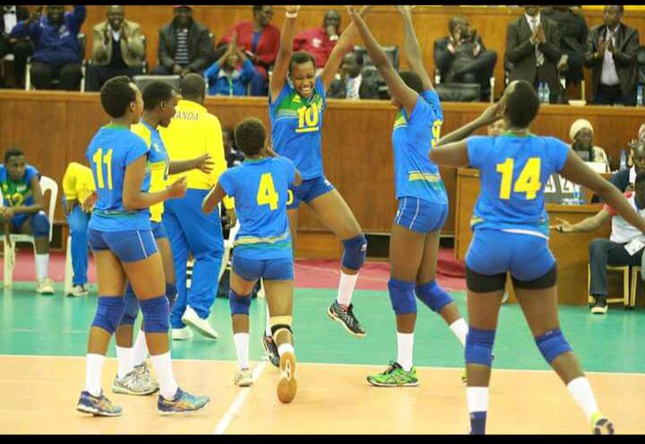 Munezero Valentine wambaye nimero 10 yari kapiteni w'abangavu batarengeje imyaka 20 ubwo babonaga itike y'igikombe cy'isi bwa mbere mu mateka