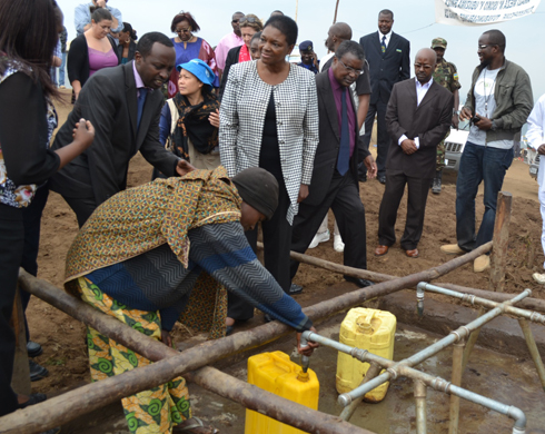 Amos yeretswe ibikorwa bitandukanye bikorerwa impunzi ziba mu nkambi ka Kigeme.