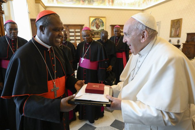 Papa Francis yabageneye impano