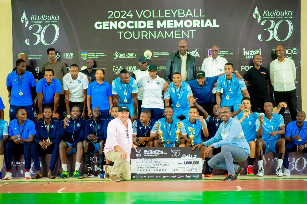 Umuyobozi wa Inzozi Lotto ndetse na Perezida wa Federasiyo ya Volleyball bahemba Police VC nyuma yo kwegukana igikombe