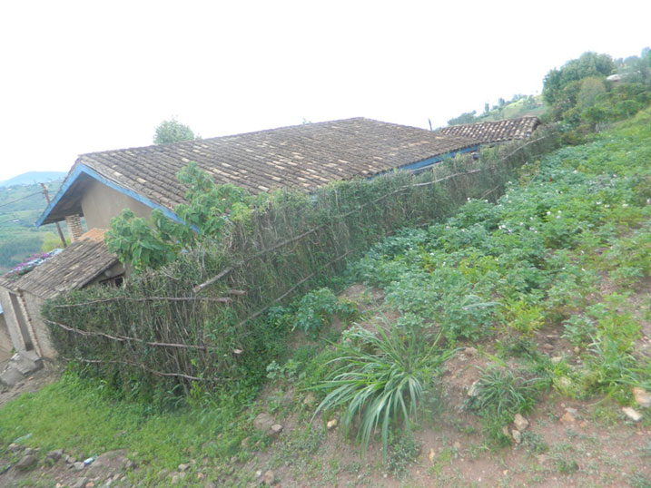 Ufitwenayo avuga ko Nyirahabimana yahawe inzu itagira igice cy'inyuma.