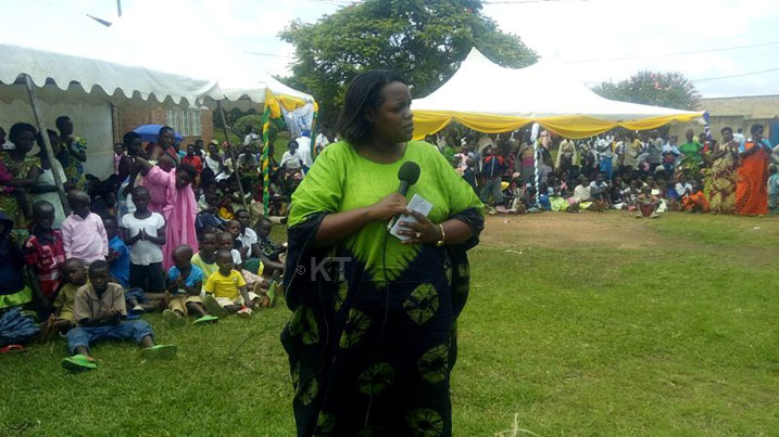 Umuyobozi Wungirije w'Akarere ka Kamonyi, Marie Alice Uwera, yashimiye abo babikira bafashije abakobwa babyariye iwabo kubona uko baha abana babo Noheri.