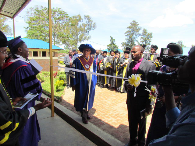 Vice Chancellor wa PIASS, Benoit Girardin, ubuyobozi bw'amadini n'ubuyobozi bwite bwa Leta bafungura ku mugaragaro Ishami rya PIASS Rubengera.