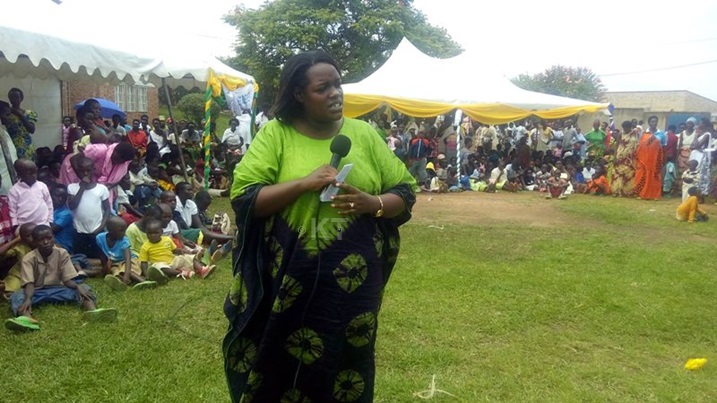 Umuyobozi w'akarere wungirije ushinzwe imibereho myiza y'abaturage abizeza ubuvugizi bagakurirwaho amande.