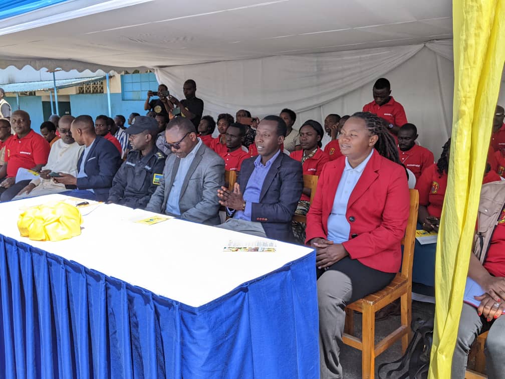 Vice Mayor Kayirenga (wicaye hagati)