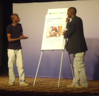 Abasore babiri bakinnye theater yigisha icunga mutungo. 