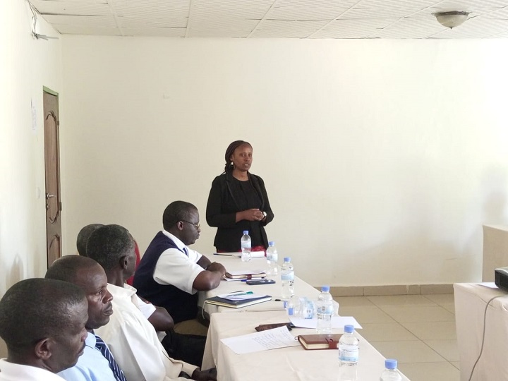 Umuyobozi w'Akarere ka Nyanza wungirije ushinzwe imibereho y'abaturage, Nadine Kayitesi (Uhagaze imbere)