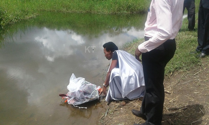Umuyobozi w'akarere wungirije ushinzwe imibereho y'abaturage yasabye abarokotse kudaheranwa n'agahinda.