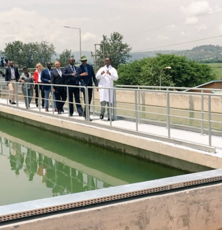 Perezida yerekwa uko urwo ruganda rukora.