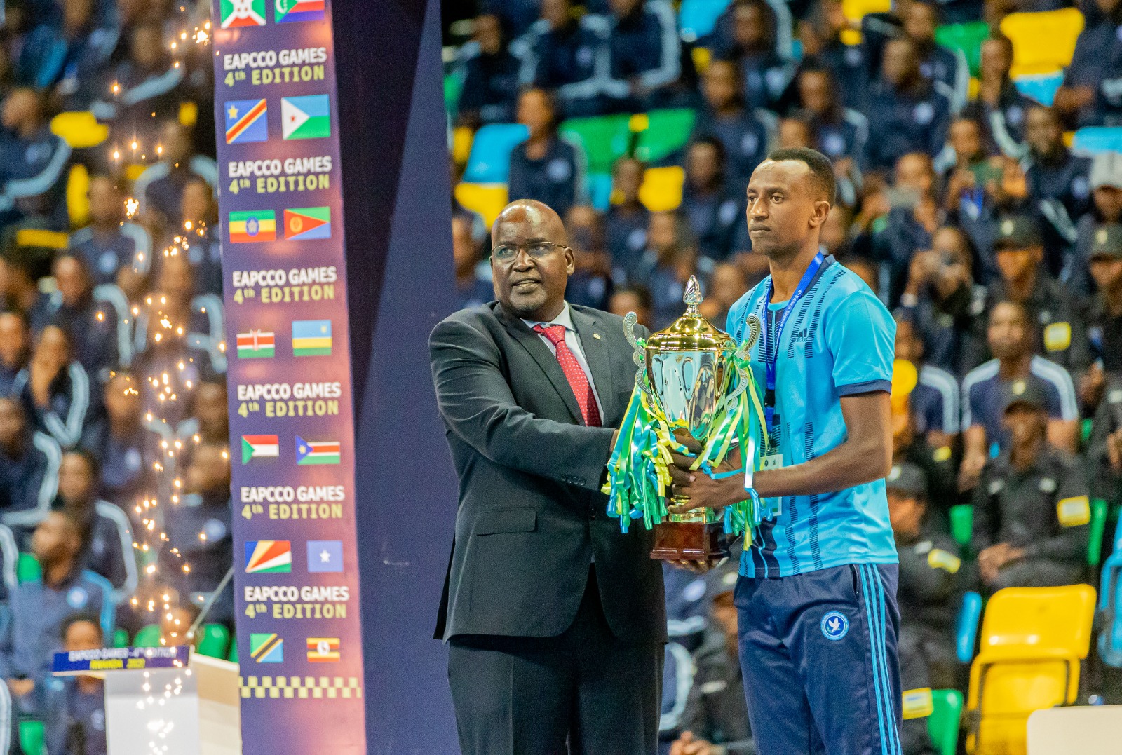 Kapiteni w'ikipe ya Volleyball ya Police ashyikirizwa igikombe