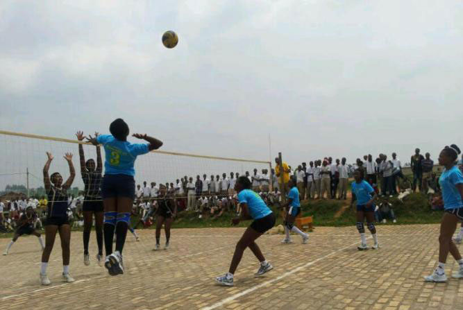 Imfura za RVC (bambaye ubururu hejuru) zirimo gukina na barumuna babo.