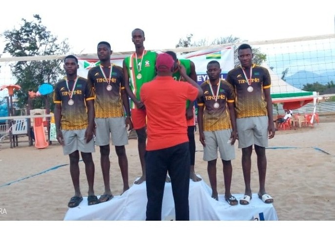 Umunyarwanda uyobora zone V yambika imidari abahungu bitwaye neza