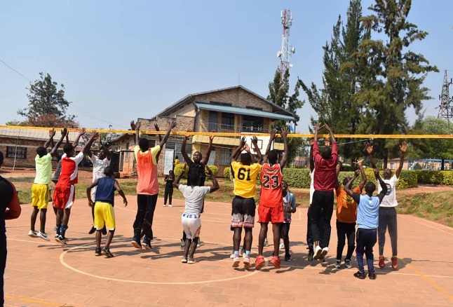 Abana batangira bigishwa iby'ibanze kuri volleyball