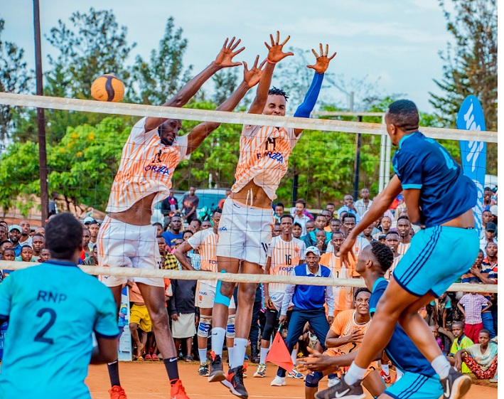 Ntagengwa Olivier wa Police yohereza umupira mu kibuga cya Gisagara vc